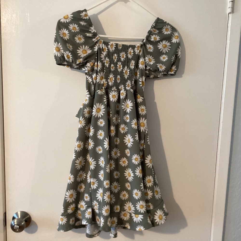 Girls size 15 daisy dress